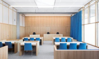 Zittingszaal met naamsvermelding.jpg